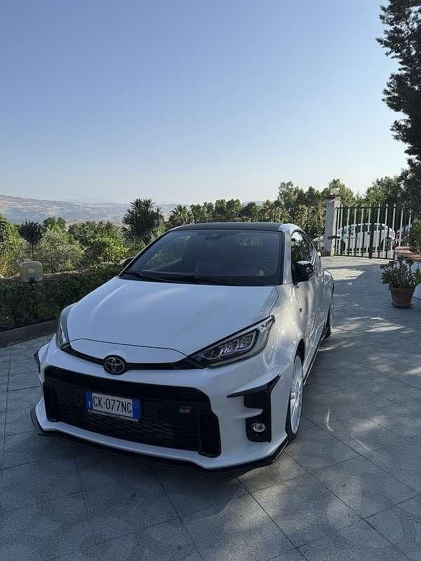 Usata 2022 Toyota Yaris Tre volumi | 37.000 € (Buon prezzo) - Immagine 1/4