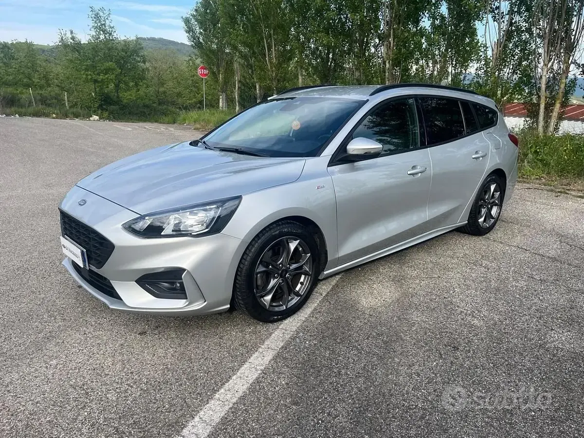 Usata Ford Focus ST-Line 120 CV (88 kW) 2021 Grigio Station wagon