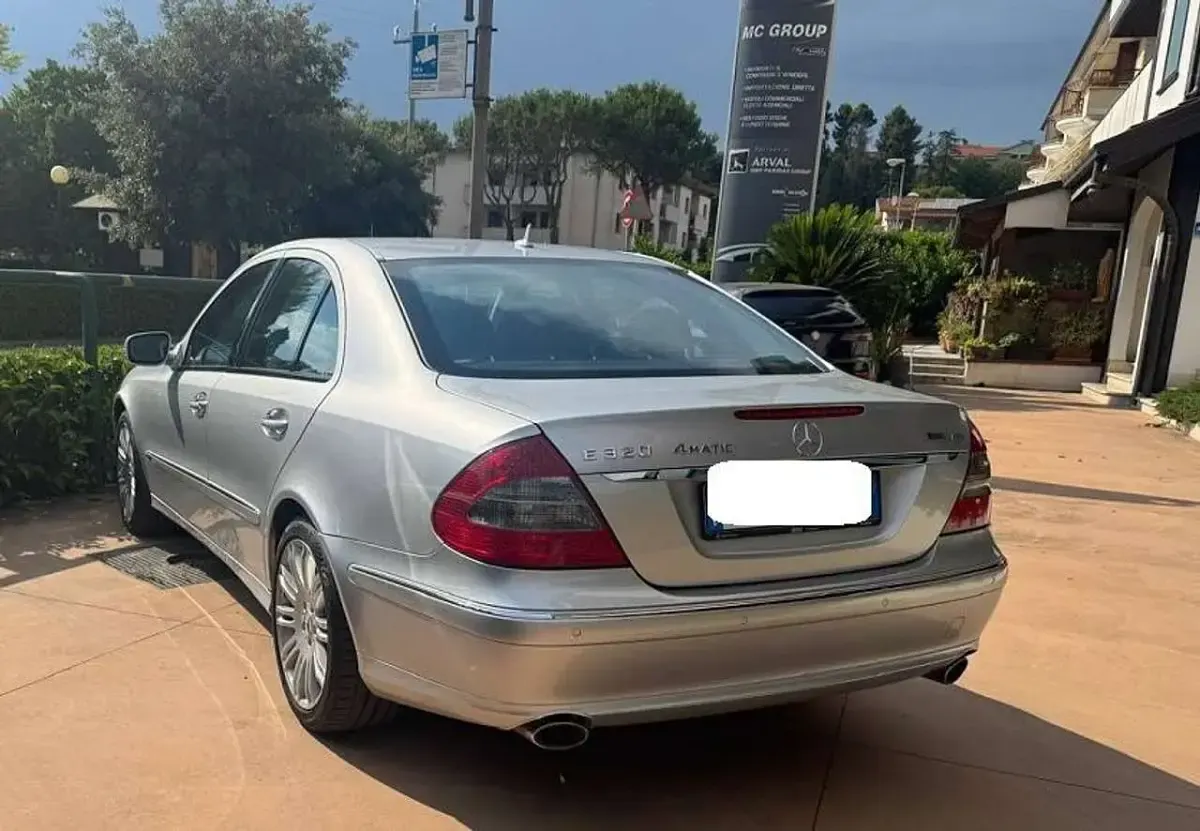 Usata Mercedes E320 Avantgarde 224 CV (164 kW) 2006 Argento Berlina