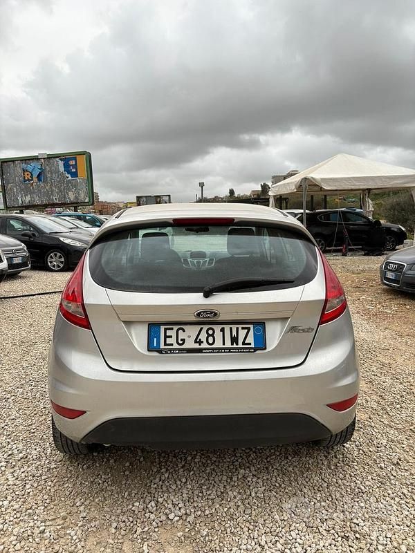 Usata Ford Fiesta 70 CV (51 kW) 2011 Grigio Utilitaria