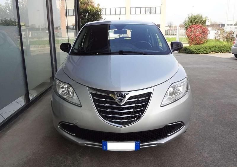 Usata Lancia Ypsilon Gold 69 CV (50 kW) 2013 Argento Utilitaria
