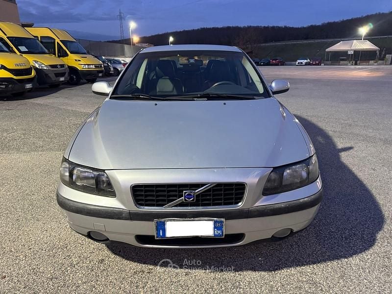 Usata Volvo S60 140 CV (102 kW) 2001 Argento Berlina