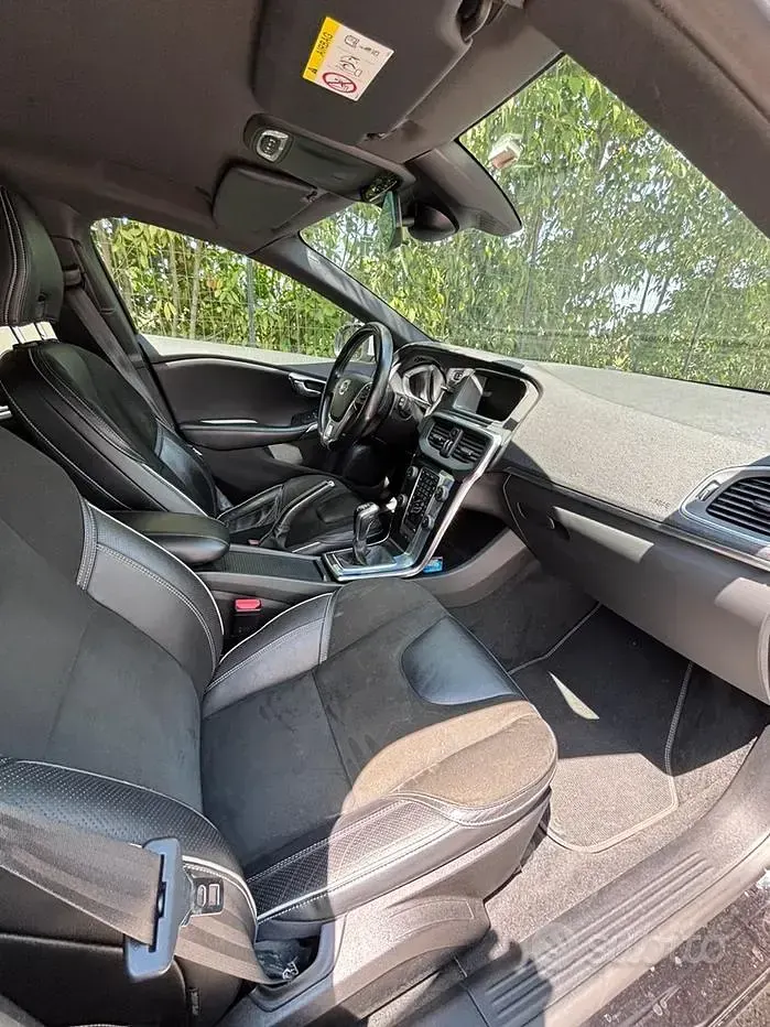 Usata Volvo V40 R-Design Kinetic 120 CV (88 kW) 2016 Berlina