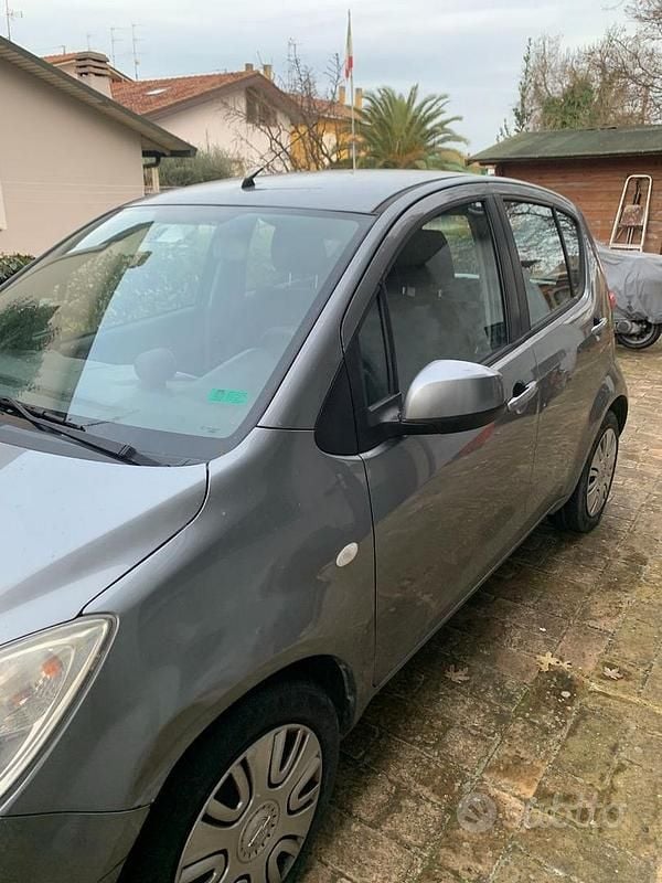 Usata Opel Agila 65 CV (47 kW) 2010 Grigio Utilitaria
