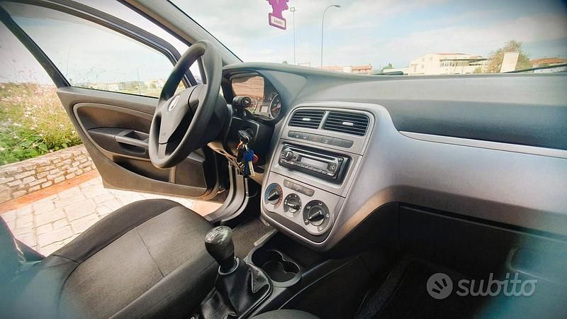 Usata Fiat Grande Punto 75 CV (55 kW) 2011 Grigio Utilitaria
