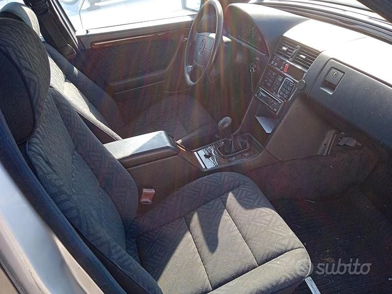 Usata Mercedes C200 Elegance 136 CV (100 kW) 1994 Argento Berlina