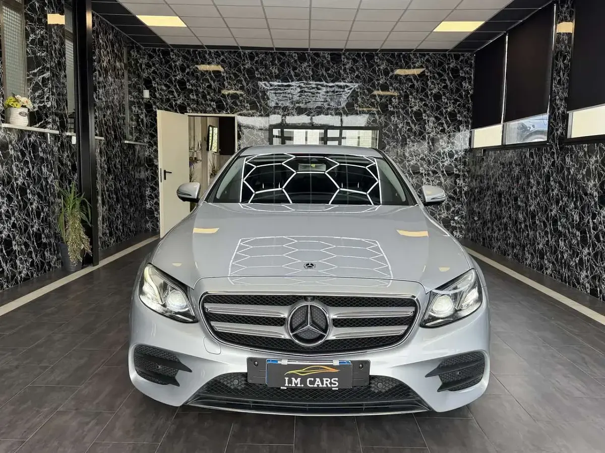 Usata Mercedes E220 AMG line 194 CV (142 kW) 2019 Argento Berlina