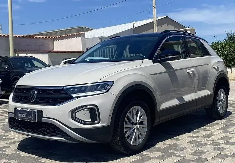 Usata VW T-Roc Life 116 CV (85 kW) 2023 Nero SUV