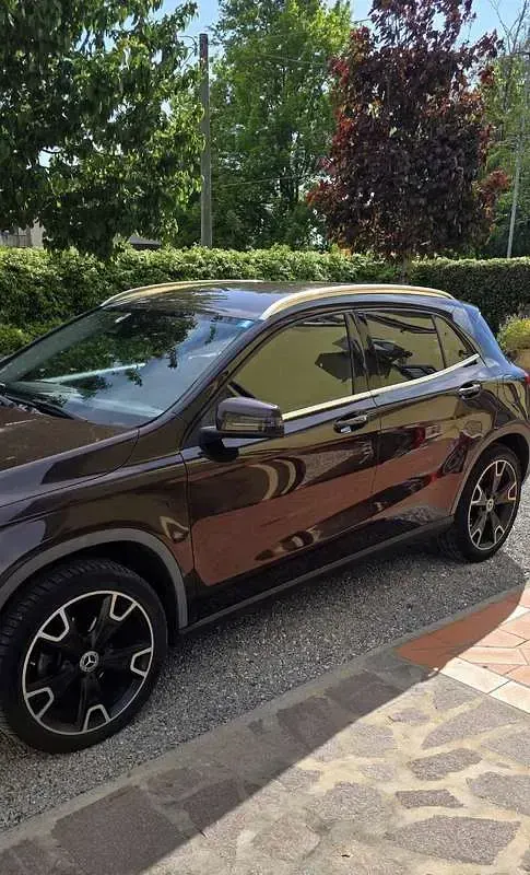 Usata Mercedes GLA200 136 CV (100 kW) 2017 Marrone SUV