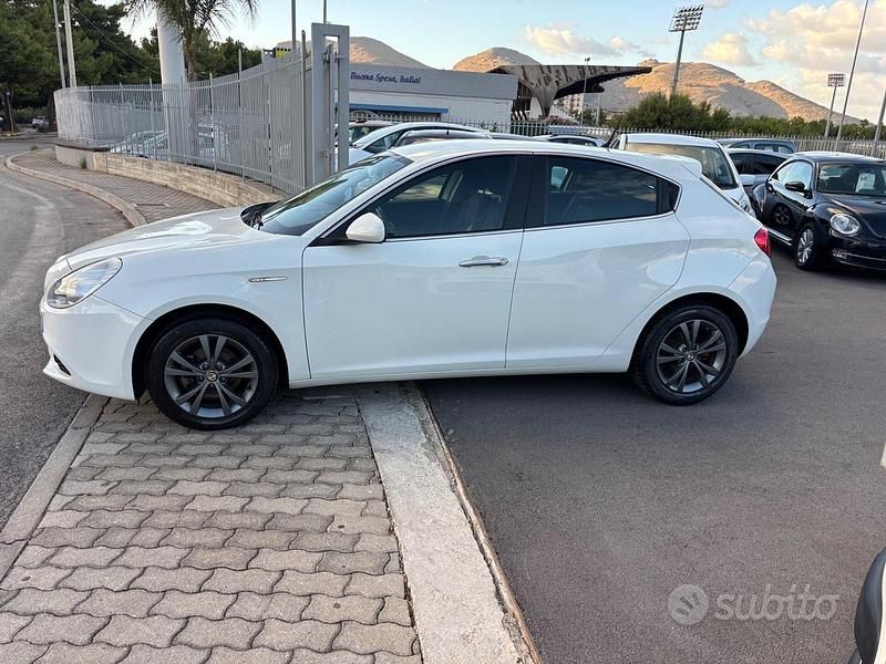 Usata Alfa Romeo Giulietta Distinctive 120 CV (88 kW) 2011 Bianco Utilitaria