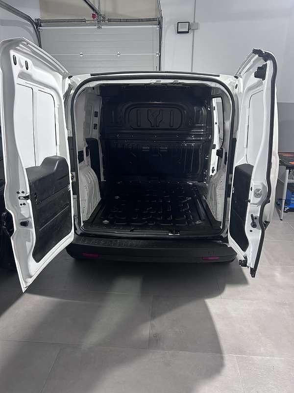 Usata Fiat Doblò 90 CV (66 kW) 2022 Bianco Monovolume