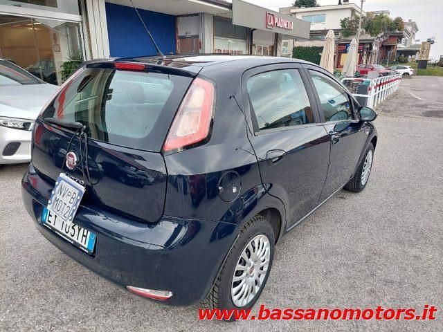 Usata Fiat Punto Young 69 CV (50 kW) 2015 Blu metallizzato Utilitaria