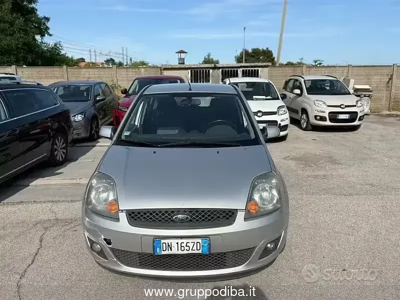 Usata Ford Fiesta 75 CV (55 kW) 2008 Grigio Utilitaria