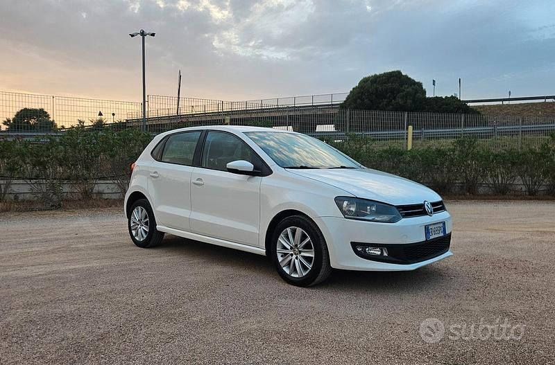 Bianco Usata 2013 VW Polo Comfortline Tre volumi | 7000 € (Buon prezzo) - Immagine 1/4