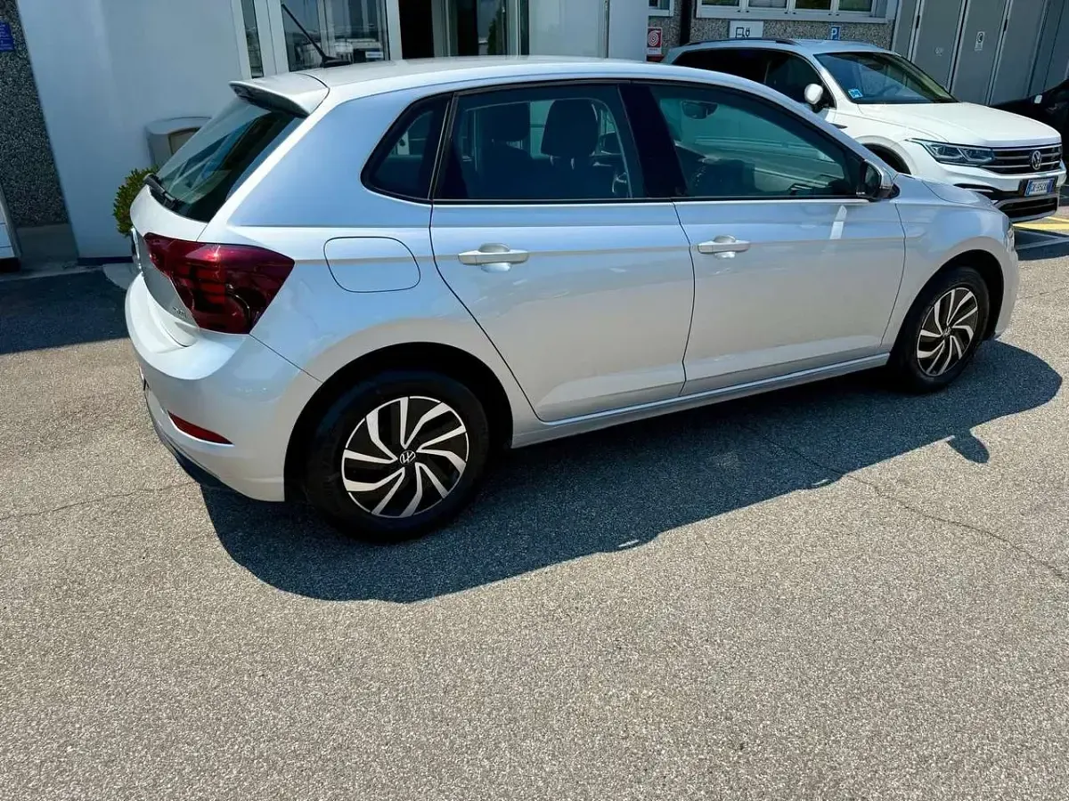 Usata VW Polo Life 90 CV (66 kW) 2024 Argento Utilitaria