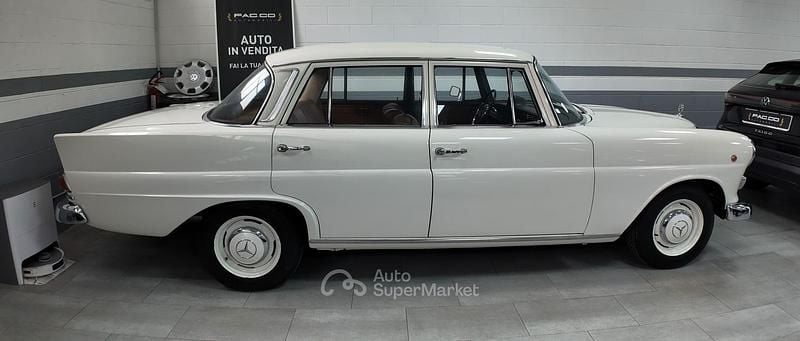 Usata Mercedes 200 105 CV (77 kW) 1967 Bianco Berlina