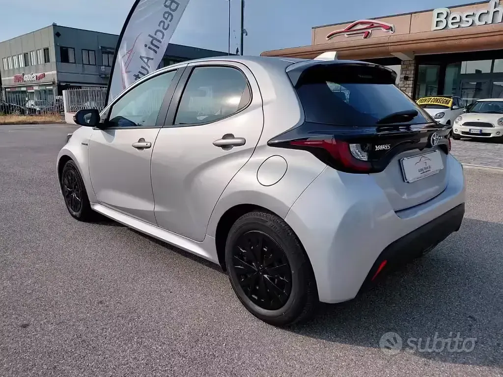 Usata Toyota Yaris Hybrid Business Edition 92 CV (67 kW) 2020 Grigio Berlina