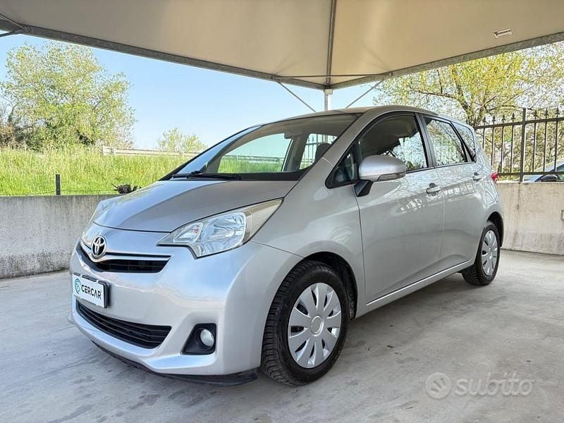 Usata Toyota Verso-S Style 99 CV (72 kW) 2012 Grigio Monovolume
