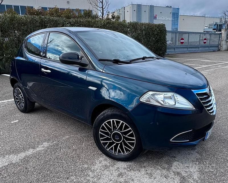 Usata Lancia Ypsilon 80 CV (58 kW) 2016 Blu Utilitaria