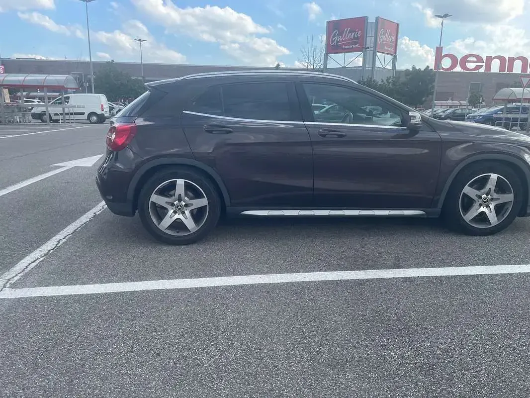 Usata Mercedes GLA200 136 CV (100 kW) 2015 Marrone SUV