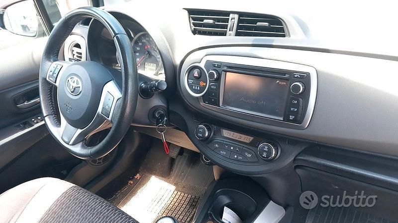 Usata Toyota Yaris 90 CV (66 kW) 2014 Nero Utilitaria