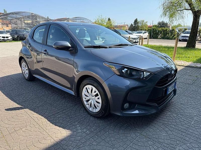 Usata Toyota Yaris Hybrid Active 92 CV (67 kW) 2022 Grigio Berlina