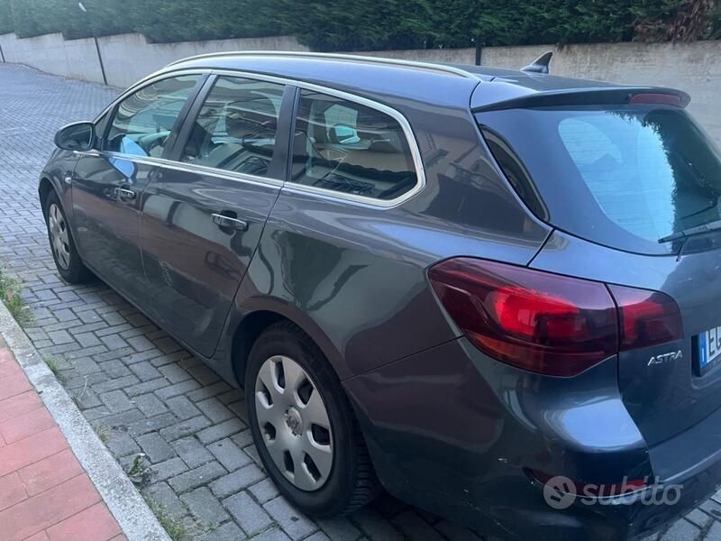 Usata Opel Astra 95 CV (69 kW) 2011 Grigio Station wagon
