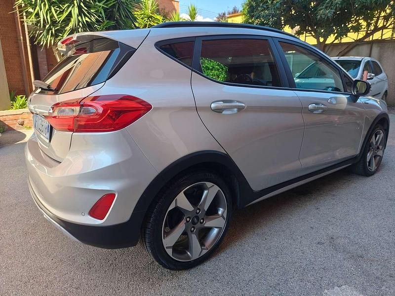 Usata Ford Fiesta Active 101 CV (74 kW) 2019 Argento Berlina