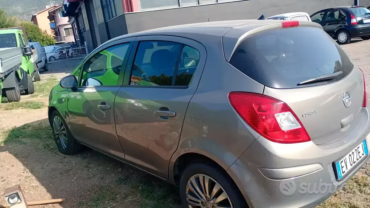 Usata Opel Corsa 85 CV (62 kW) 2014 Marrone Utilitaria