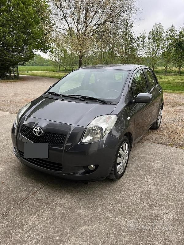 Usata Toyota Yaris 87 CV (63 kW) 2008 Grigio Utilitaria