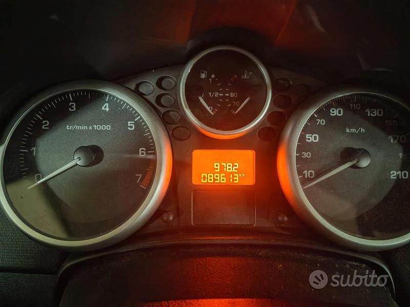 Grigio Usata 2012 Peugeot 207 Tre volumi | 4500 € (Buon prezzo) - Immagine 1/4