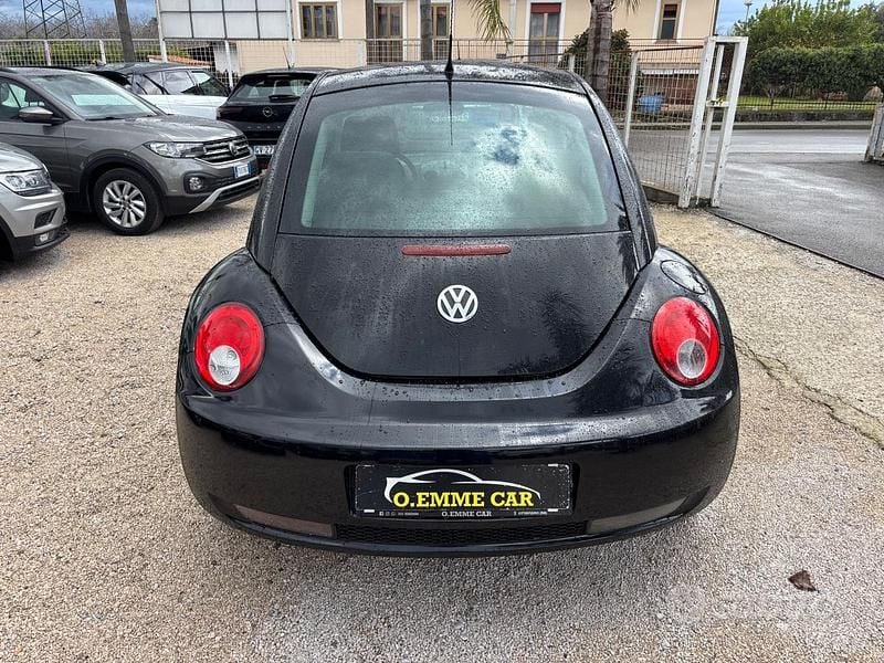 Usata VW New Beetle 105 CV (77 kW) 2006 Nero Utilitaria
