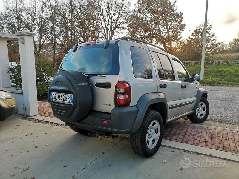 Usata Jeep Cherokee Sport 163 CV (119 kW) 2006 Argento SUV