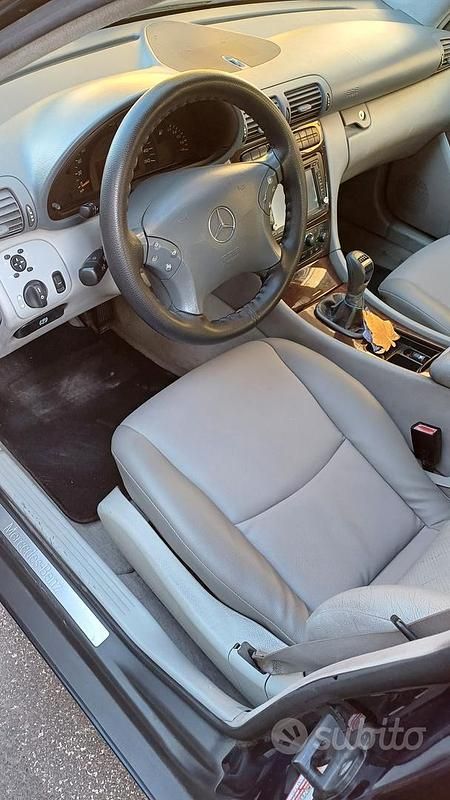 Usata Mercedes C220 143 CV (105 kW) 2001 Blu Berlina