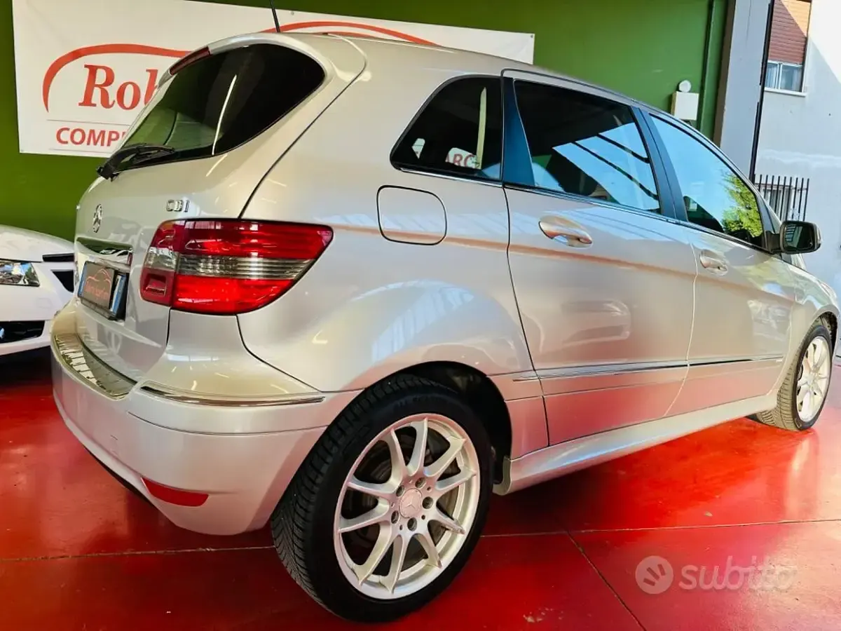 Usata Mercedes B180 Premium 109 CV (80 kW) 2010 Grigio Monovolume