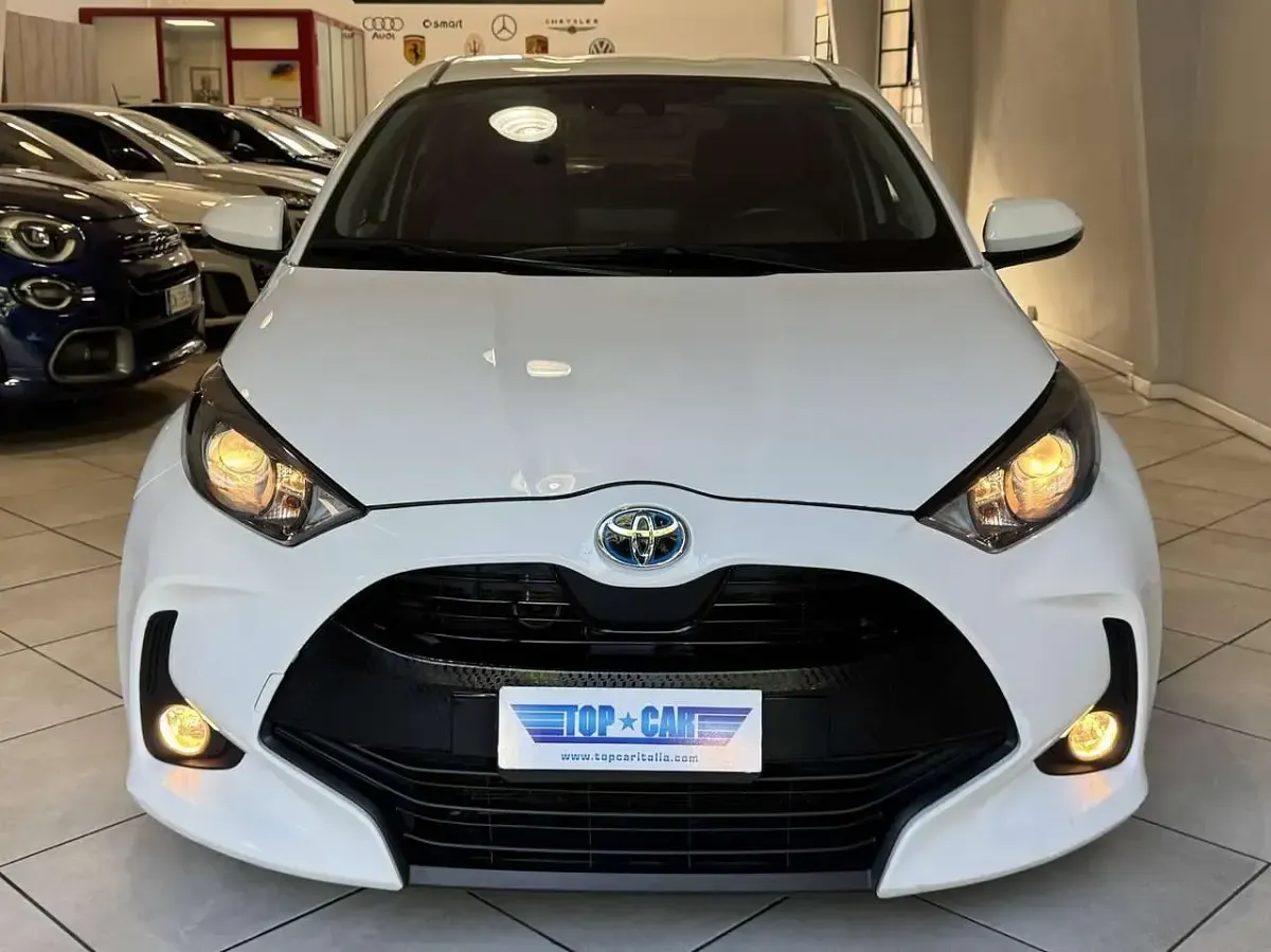 Usata Toyota Yaris Hybrid Active 92 CV (67 kW) 2022 Bianco white pastello Berlina