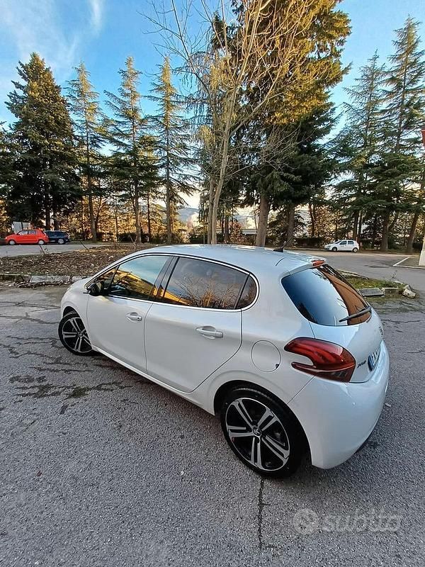 Usata Peugeot 208 GT-line 102 CV (75 kW) 2019 Bianco Utilitaria