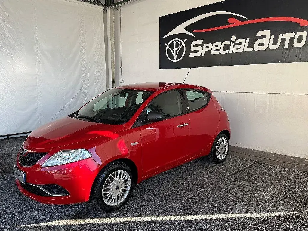 Usata Lancia Ypsilon Platinum 69 CV (50 kW) 2016 Rosso Utilitaria