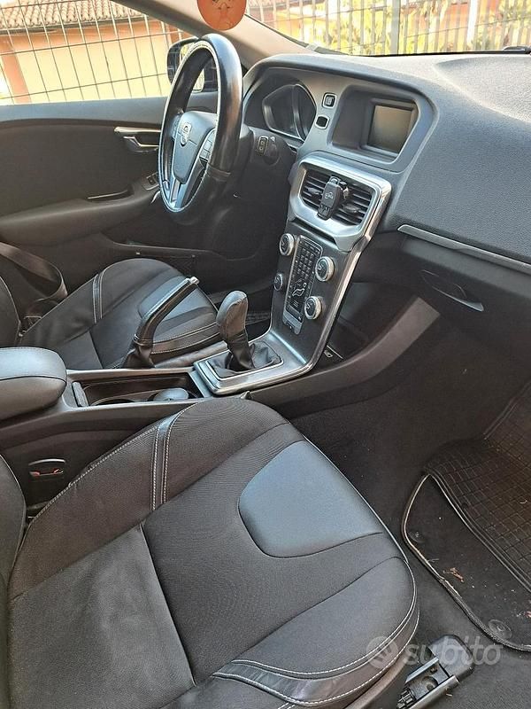 Usata Volvo V40 Momentum 2012 Nero Utilitaria