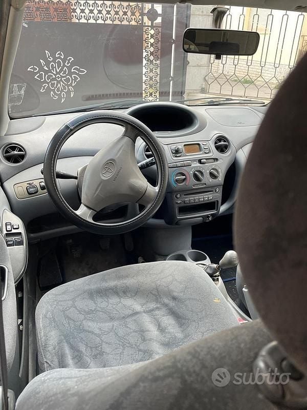 Usata Toyota Yaris 2002 Grigio Berlina