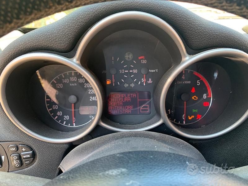 Usata Alfa Romeo 147 101 CV (74 kW) 2003 Grigio Utilitaria
