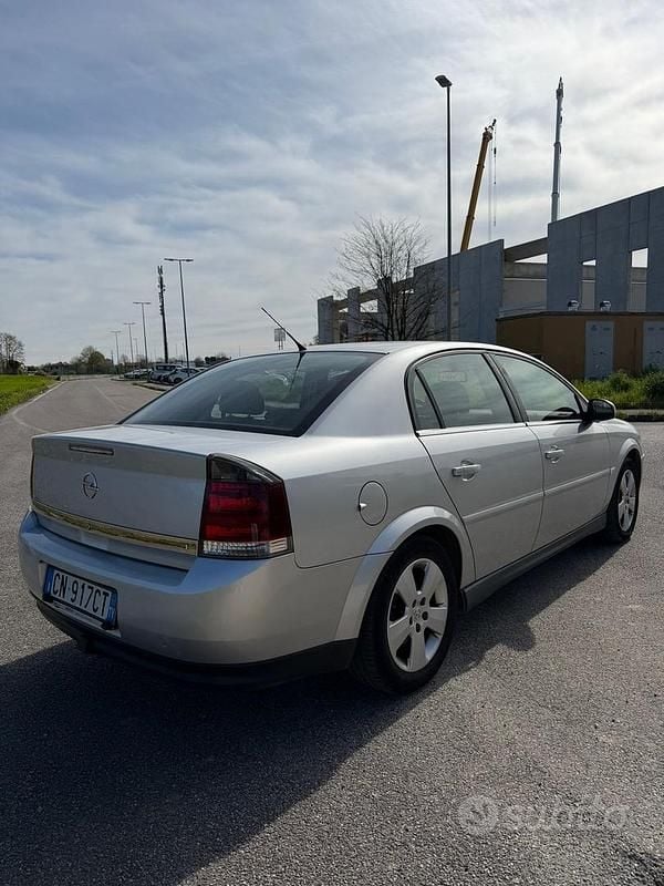 Usata Opel Vectra Elegance 125 CV (91 kW) 2005 Grigio Berlina