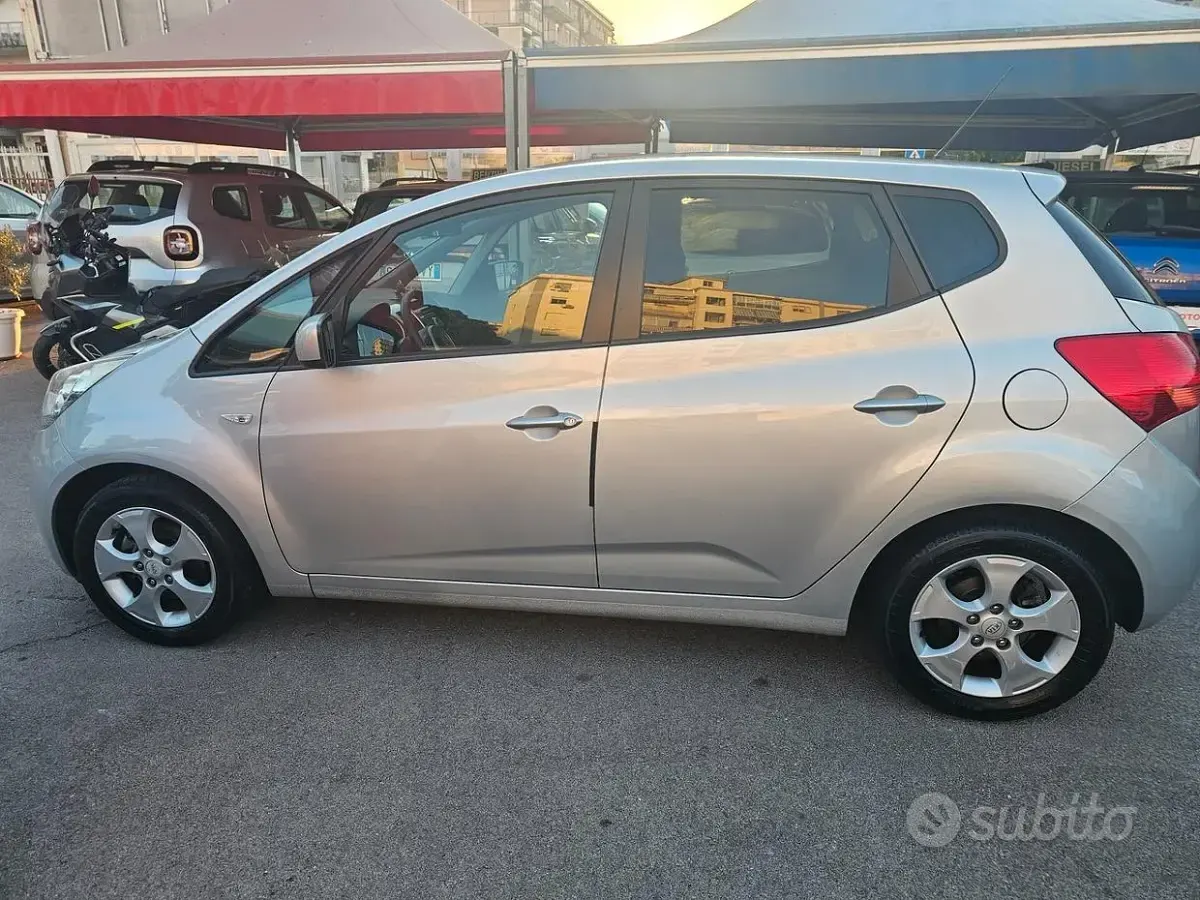 Usata Kia Venga 90 CV (66 kW) 2010 Grigio Utilitaria