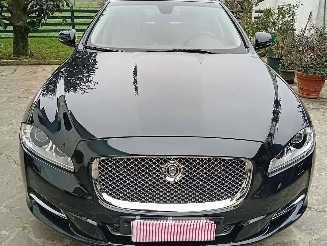 Usata Jaguar XJ Premium Luxury 275 CV (202 kW) 2011 Verde Berlina