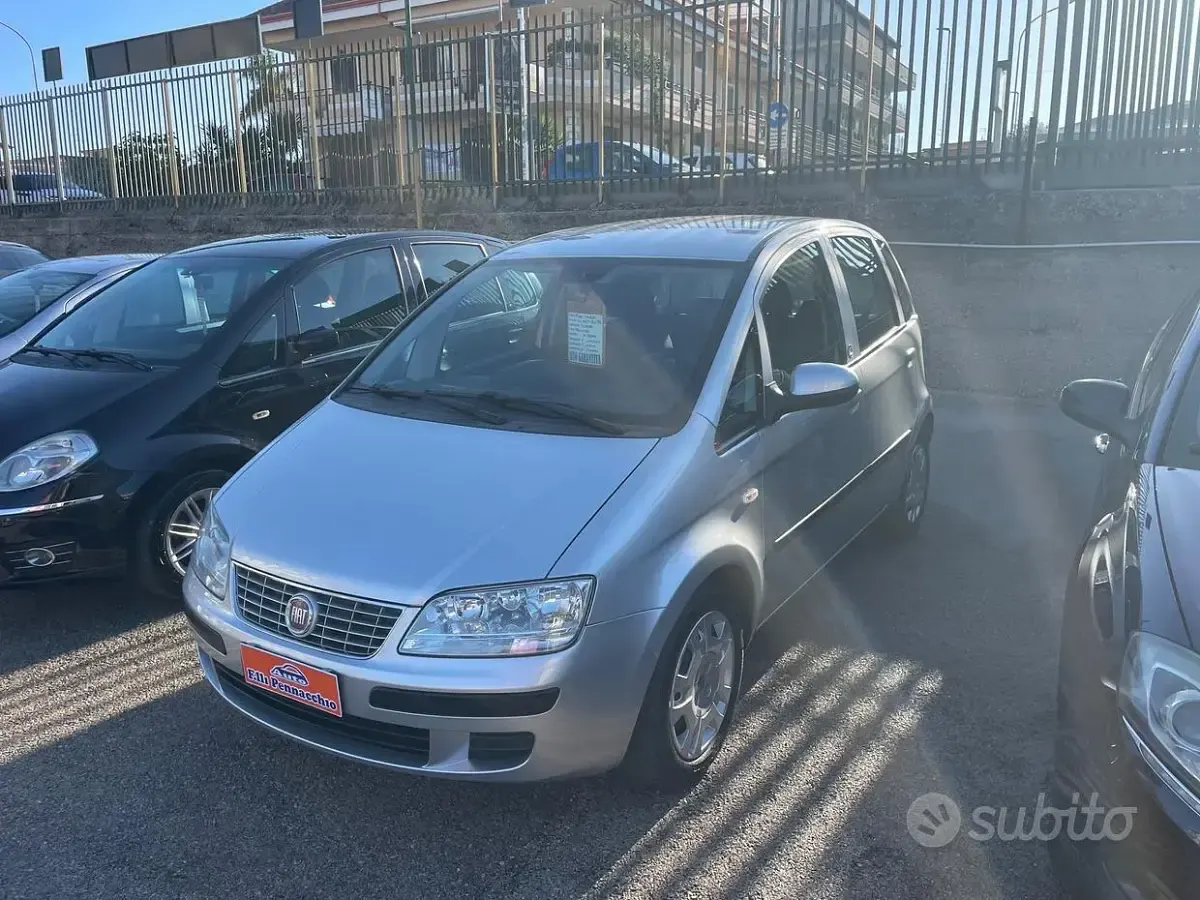 Käytetty Fiat Idea 95 HP (69 kW) 2011 Harmaa Tila-auto