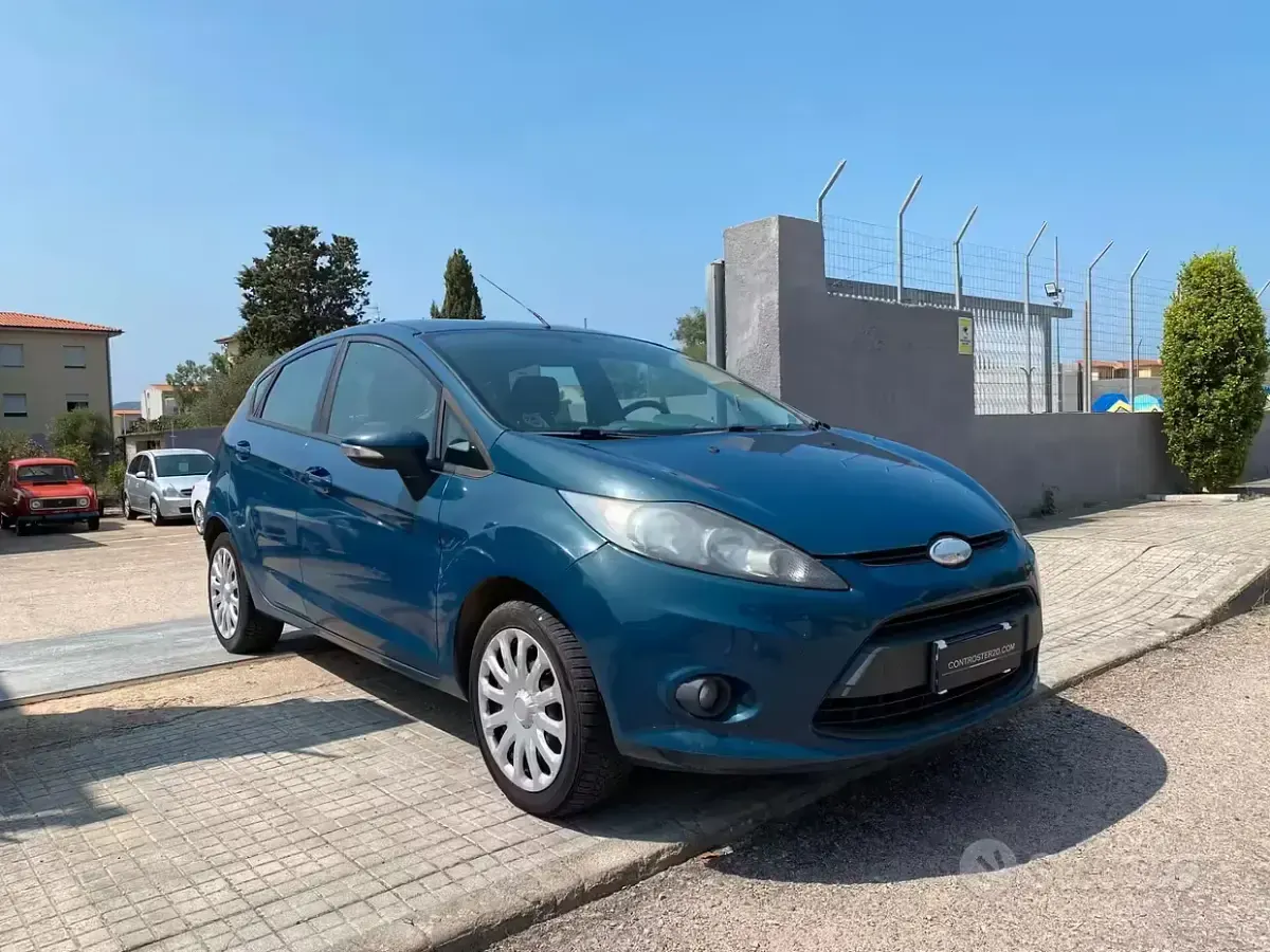 Usata Ford Fiesta 75 CV (55 kW) 2011 Grigio Utilitaria