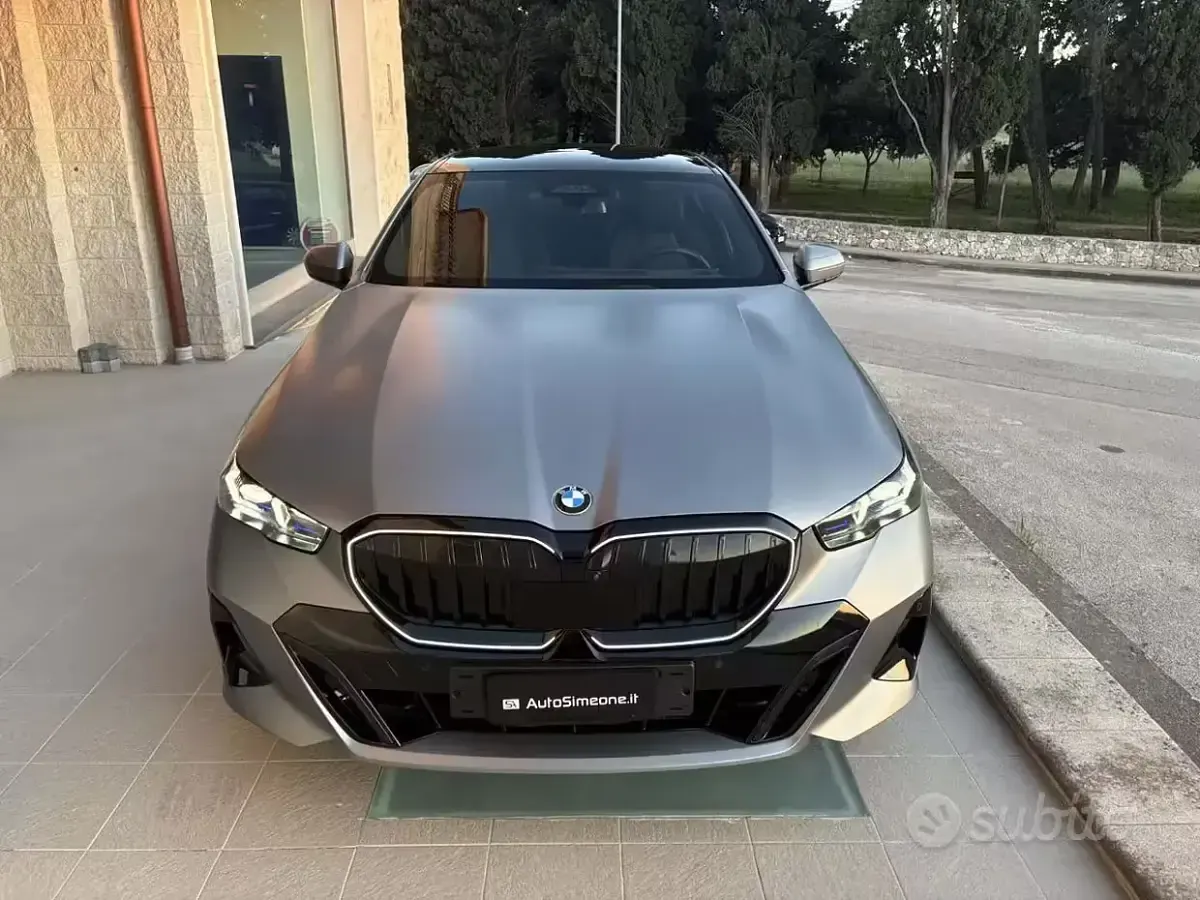 Occasion BMW 520 M Sport 197 ch (144 kW) 2024 Gris Berline