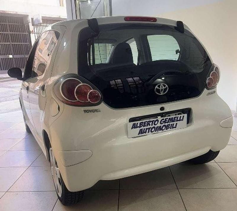 Bianco Usata 2011 Toyota Aygo Due volumi | 6500 € (Cara) - Immagine 1/4