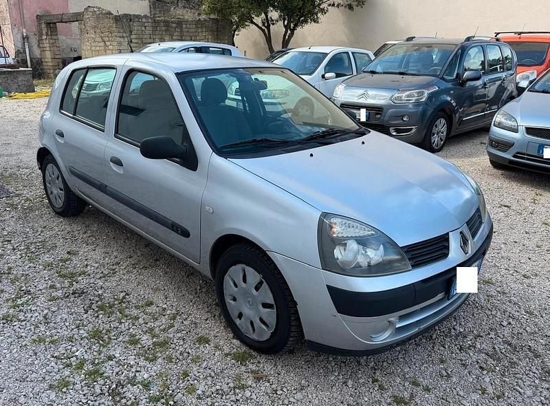 Usata Renault Clio II Dynamique 60 CV (44 kW) 2006 Argento Berlina