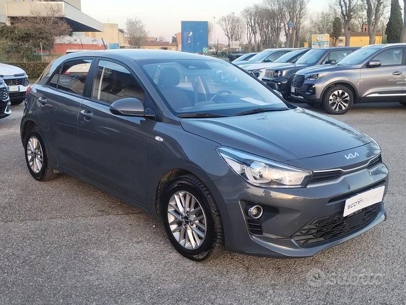 Usata Kia Rio Style 101 CV (74 kW) 2022 Grigio Berlina
